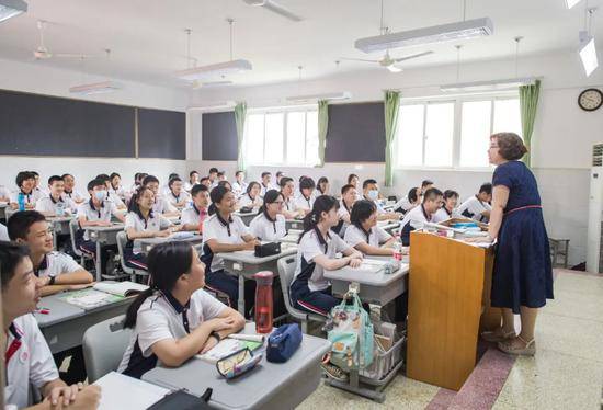 ▲9月1日，武汉中学的学生在上英语课。（新华社）