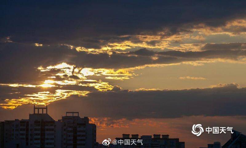 今晨 北京的天空“镶了金边”