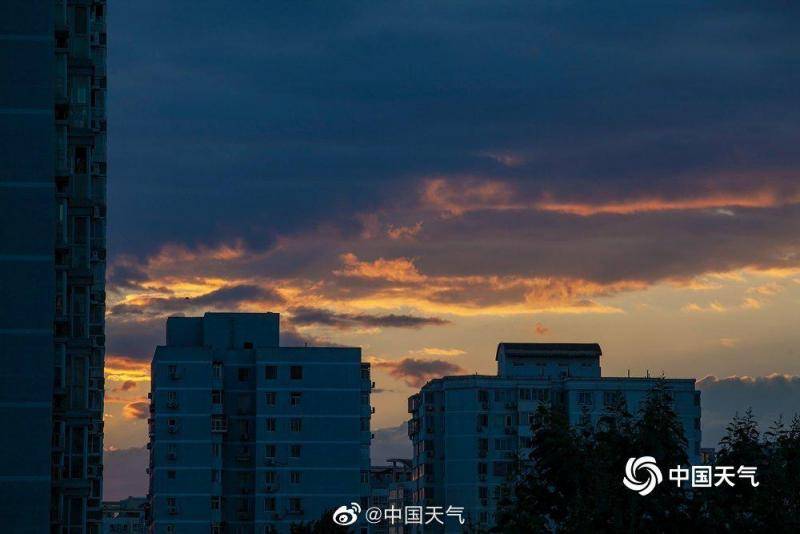 今晨 北京的天空“镶了金边”