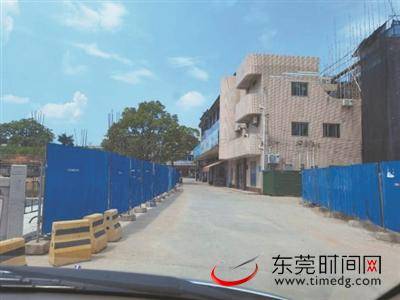 ▲万江第八小学对出马路口，建筑围挡没有公益广告