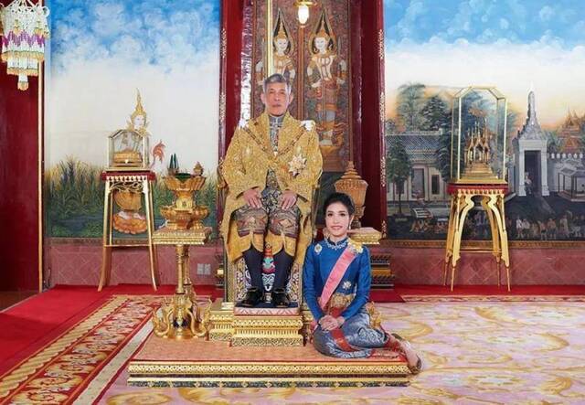 泰国国王玛哈·哇集拉隆功与贵妃诗尼娜图源：IC photo