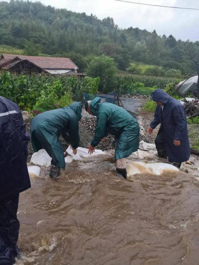 镜头  抗击台风“美莎克” 吉林纪检监察干部在行动