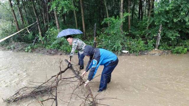 镜头  抗击台风“美莎克” 吉林纪检监察干部在行动