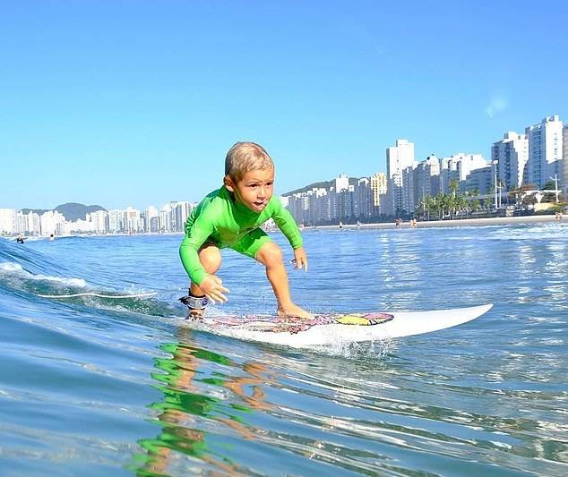 巴西4岁小男孩冲浪技术娴熟 2岁时已学会独自站立
