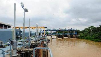 原水污染导致马来西亚部分地区停水 受影响用户近120万