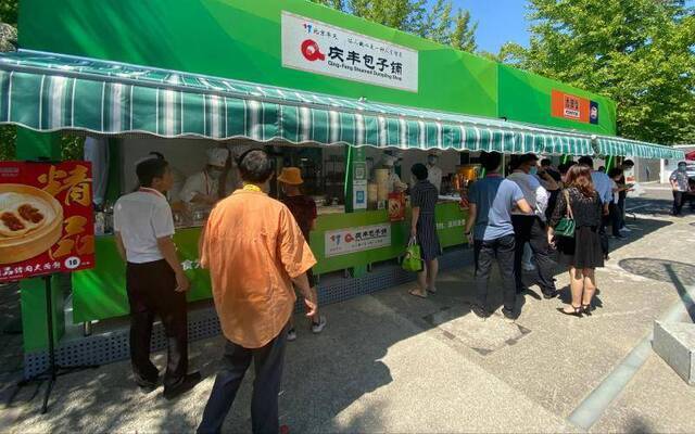 服贸会室外展区设9个美食驿站和茶歇区，6辆移动餐车入场