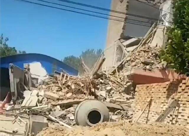  9月4日，河南太康一栋四层楼房倒塌。视频截图