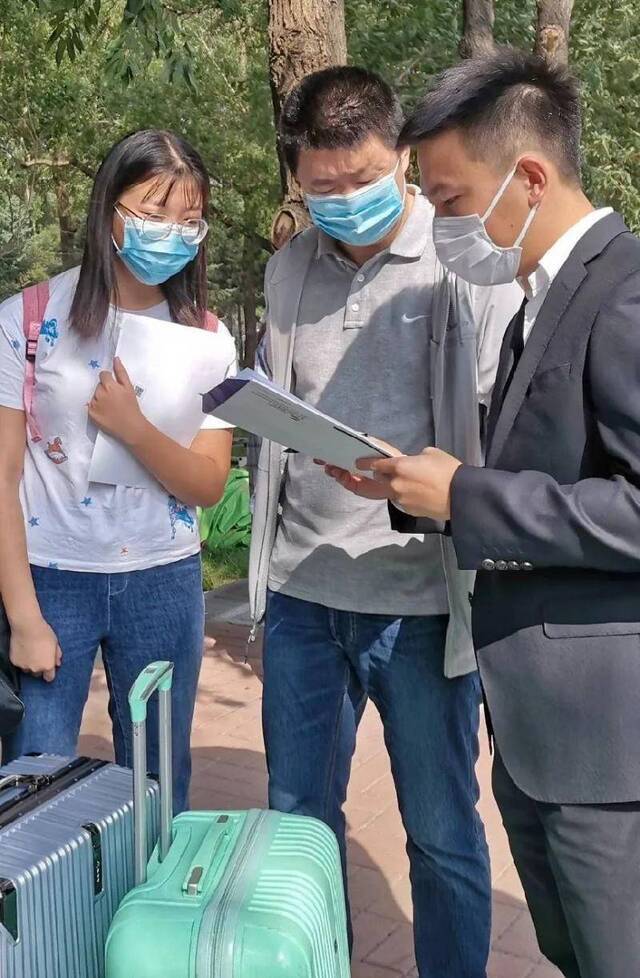 开学  2020级新生报到，最美不过遇见你！