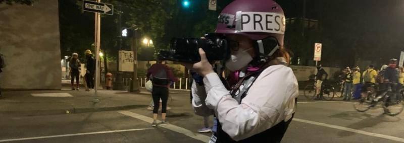 示威者假扮记者，美国警察一点也不手软