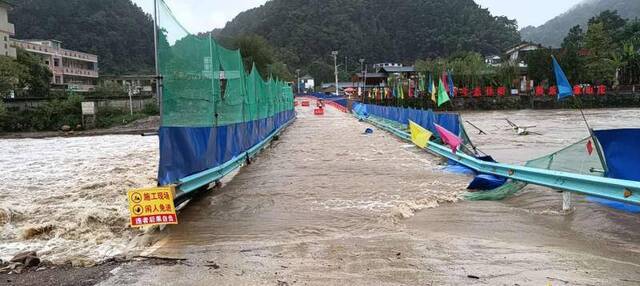 暴雨引发洪水淹没桥梁 210国道贵州都匀段交通中断