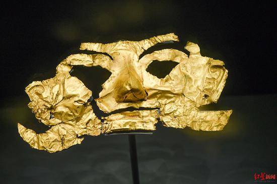 ↑9月6日，四川广汉，三星堆博物馆展品：金面具