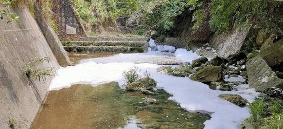 基地附近河流被染白（日媒）