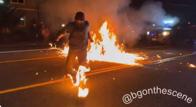 美国示威者被自己人燃烧弹砸中：双腿着火，满地打滚