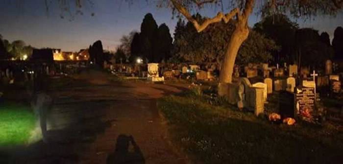 波兰夫妻深夜散步走进墓园墓碑前祈祷后拍摄到一个人穿牛仔裤但只有下半身