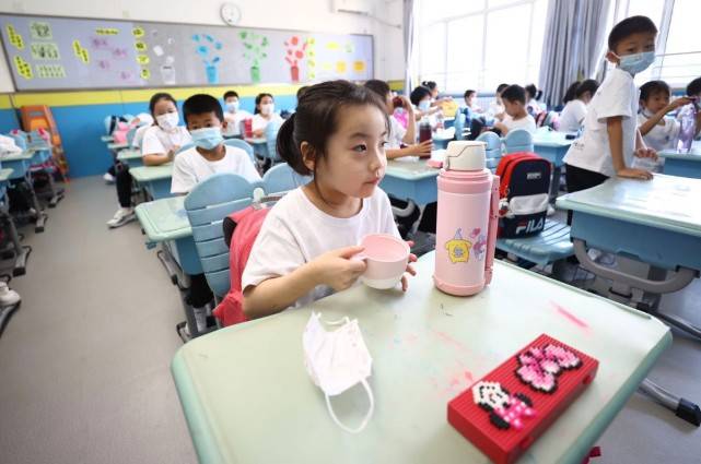 北京最后一拨小学生返校！这所新发地旁边的小学举办开学典礼