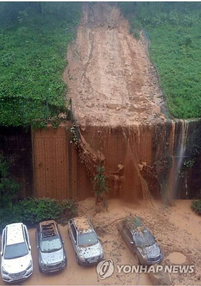 △居民小区附近山体滑坡图片自韩联社