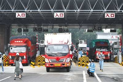 昨日，载着蔬菜的货车驶入新发地市场。本版摄影/新京报记者吴江