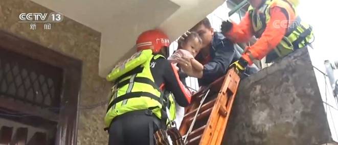 广西暴雨导致严重积水 多人被困消防救援