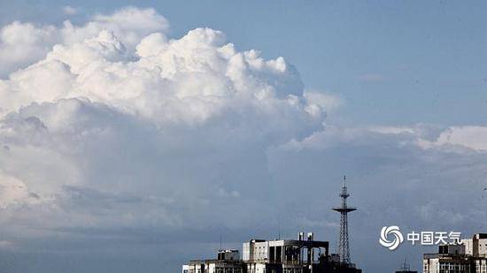 北京风雨欲来，天空现大片浓积云