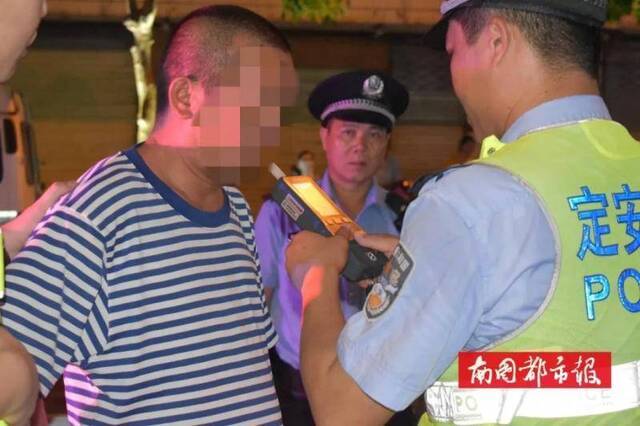 查处酒驾现场警方供图