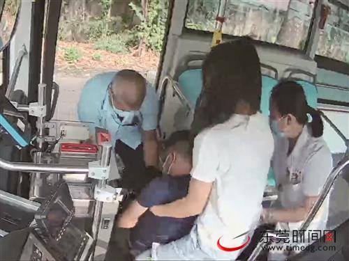■公交司机韦然宇驾车会合救护车，救助患病乘客东莞巴士供图