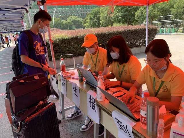 今天，东南大学7000余名研究生新生报到！