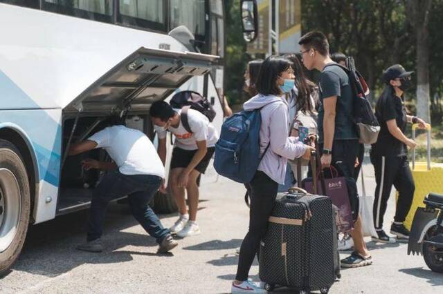 今天，东南大学7000余名研究生新生报到！