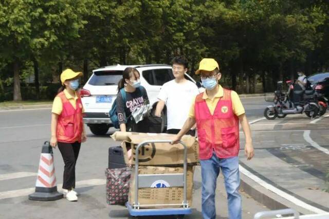 今天，东南大学7000余名研究生新生报到！