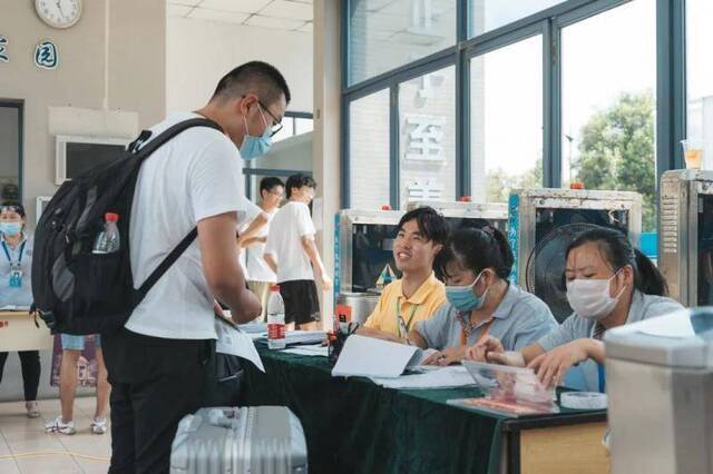 今天，东南大学7000余名研究生新生报到！