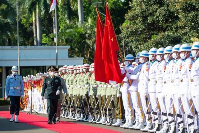 9月8日下午，魏凤和出席印度尼西亚国防部长普拉博沃在印尼国防部举行的欢迎仪式并检阅仪仗队。新华社记者杜宇摄