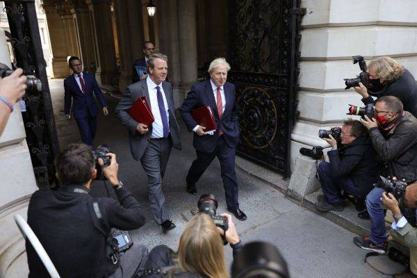  9月1日，在英国伦敦，英国首相鲍里斯·约翰逊（中右）在参加完内阁会议后返回。（新华社）