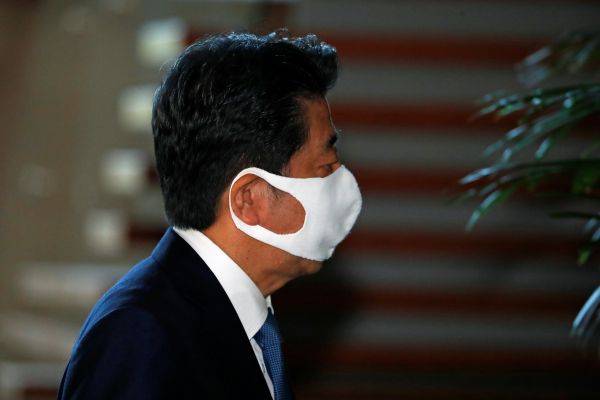  8月28日，日本首相安倍晋三抵达位于日本东京的首相官邸。（新华社）