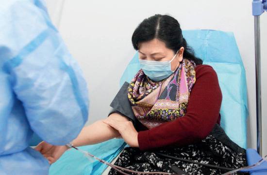 2020年2月18日，张定宇的妻子程琳到医院捐献血浆。