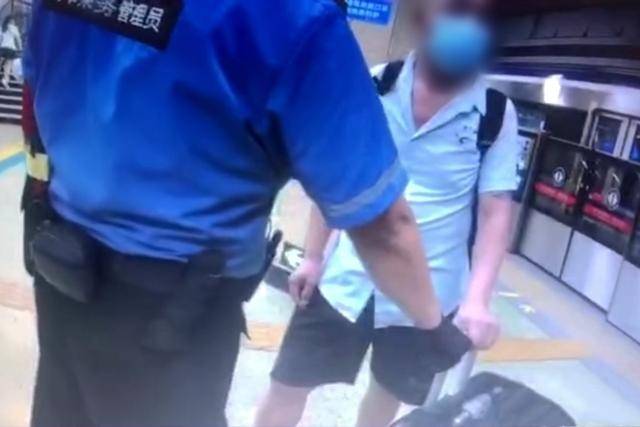 行拘！一名男子地铁里偷拍女乘客裙底被乘务员发现