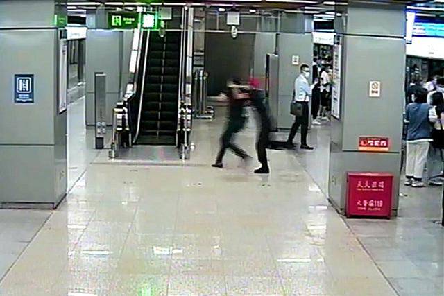 行拘！一名男子地铁里偷拍女乘客裙底被乘务员发现