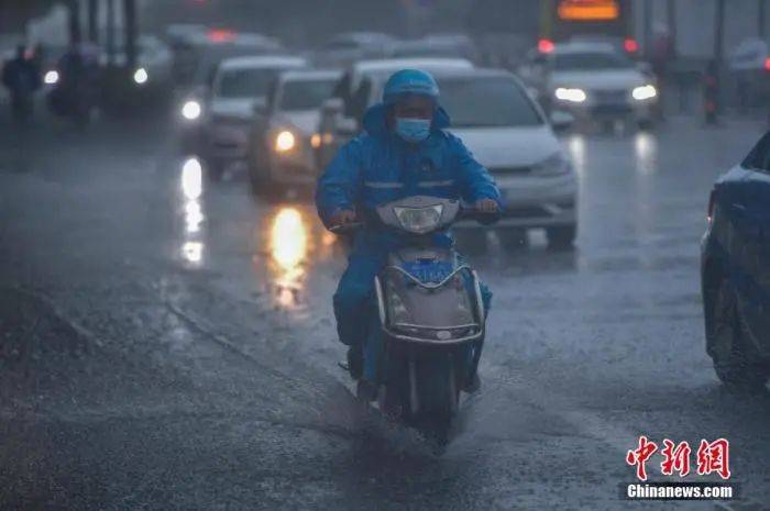 图为外卖小哥在暴雨中骑行。骆云飞摄