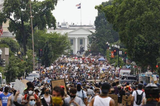 △6月6日，民众因弗洛伊德之死在白宫附近举行抗议活动（图片来源：美联社）