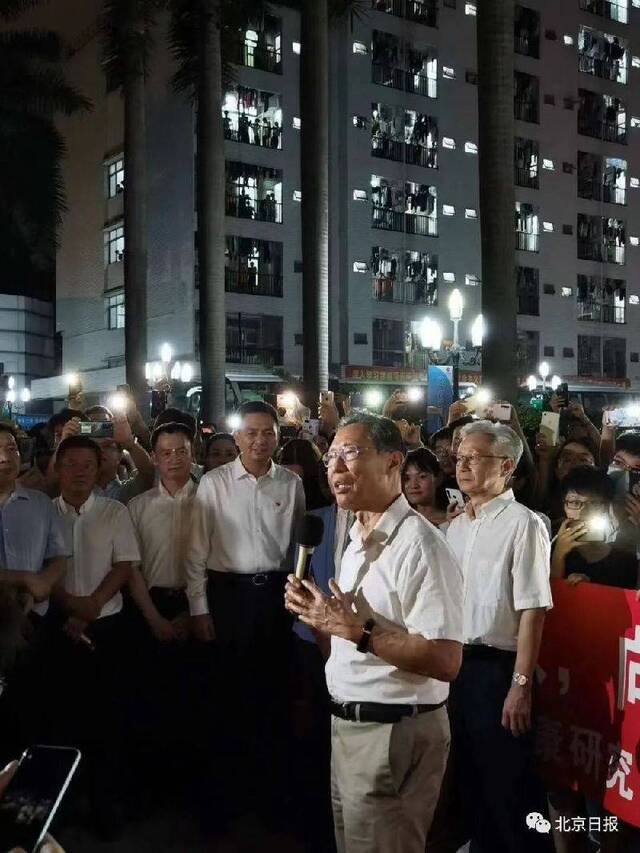 真·大型追星现场！钟南山凯旋，昨夜这一幕幕刷屏了