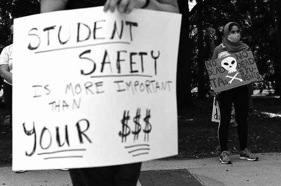 美国俄亥俄州立大学研究生劳工联盟在复课第一天，抗议在新冠疫情期间重开校园的决定。图片来源：Ty Wright/Bloomberg/Getty