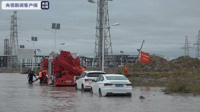 黑龙江大庆一工业园区积水严重 消防救援及时排涝