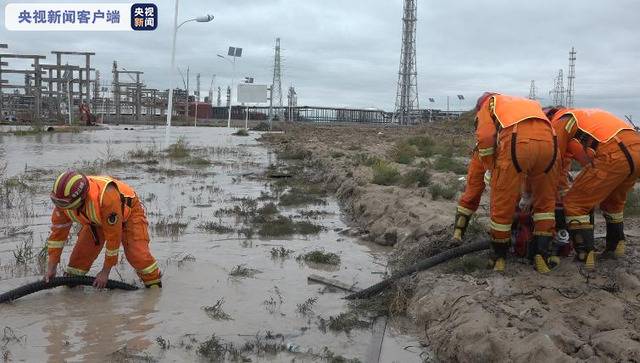 黑龙江大庆一工业园区积水严重 消防救援及时排涝