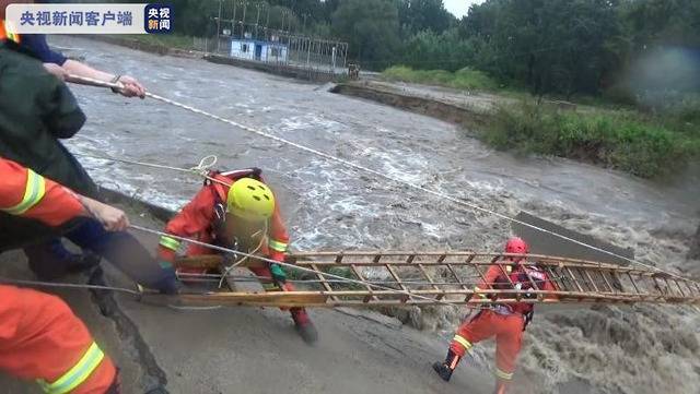 公路桥被冲塌6人受困 消防指战员急行百里冒雨施救