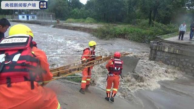 公路桥被冲塌6人受困 消防指战员急行百里冒雨施救
