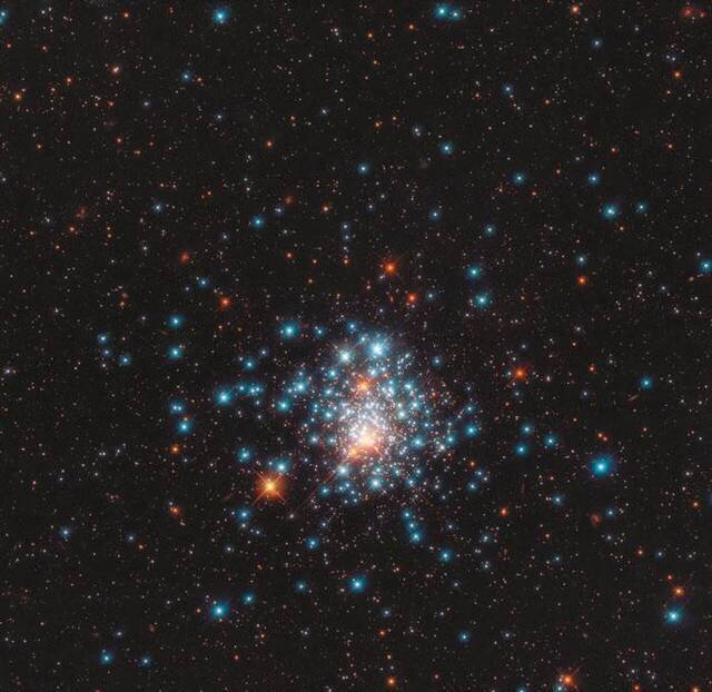 NASA哈勃太空望远镜拍摄的球状星团NGC 1805