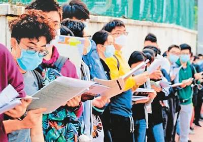 在今年香港中学文凭考试通识科考场外，考生正在复习。资料图片