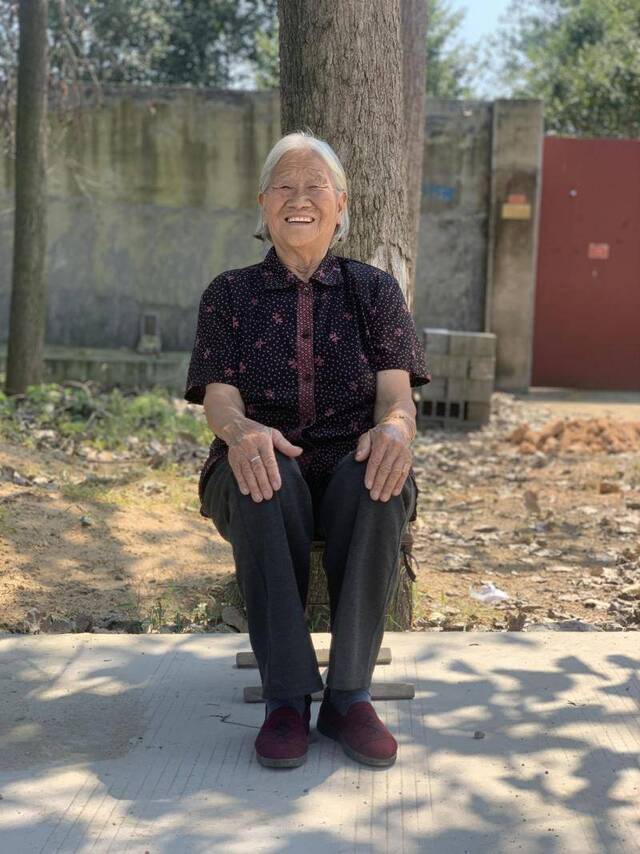 网红“大庆”：5个月跑40多个村免费给300位老人理发拍照