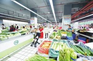 五华区农贸市场改造提升后，为市民营造了舒心的买菜环境。记者王俊星摄