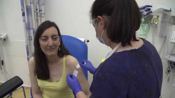 这张英国牛津大学提供的视频截图显示，4月23日，一名志愿者接受英国牛津大学新冠疫苗临床试验。新华社/美联