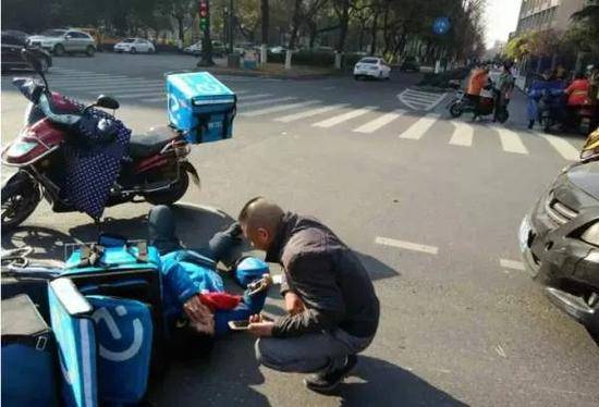 一位外卖小哥送餐途中发生交通事故（图源：网络）