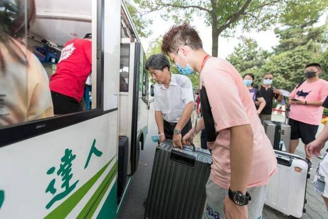 高翅在西校门送新生上校园摆渡车（刘涛摄）